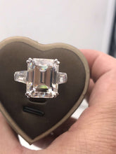 将图片加载到图库查看器，18 K white gold emerald cut moissanite engagement ring